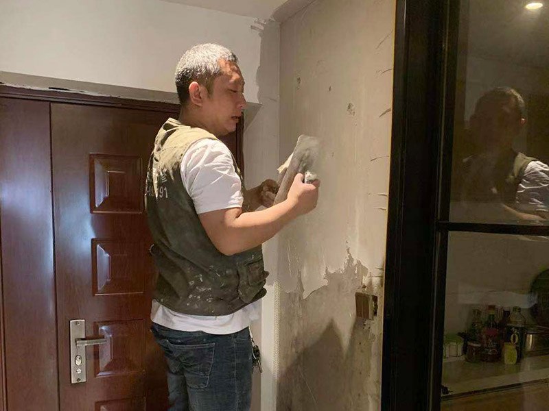 入戶(hù)門(mén)墻面翻新：翻新前，需要先將舊漆面鏟除干凈，之后在進(jìn)行打磨，將墻面的浮沉雜物都清理干凈。然后基層做完后，需要將施工區(qū)域的家具物件移除，避免在翻新過(guò)程中，使家具受到損傷。檢測(cè)一下墻面的平整度，膩?zhàn)庸蝺杀榧纯?，再刷底漆，最后?duì)墻面進(jìn)行油漆涂刷。注意施工完后要記得通風(fēng)哦。