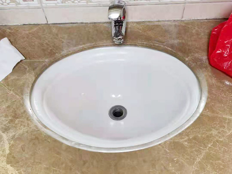 衛(wèi)生間地面防水貼磚：衛(wèi)生間地面先清理基層，然后用水泥砂漿修補(bǔ)鋪平,然后涂上防水涂料。 然后貼磚先把地板上灑上水，然后灑一層干水泥，再鋪一層沙漿，然后把地磚鋪在沙漿上。