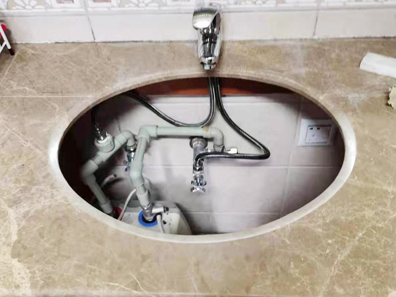 衛(wèi)生間地面防水貼磚：衛(wèi)生間地面先清理基層，然后用水泥砂漿修補(bǔ)鋪平,然后涂上防水涂料。 然后貼磚先把地板上灑上水，然后灑一層干水泥，再鋪一層沙漿，然后把地磚鋪在沙漿上。