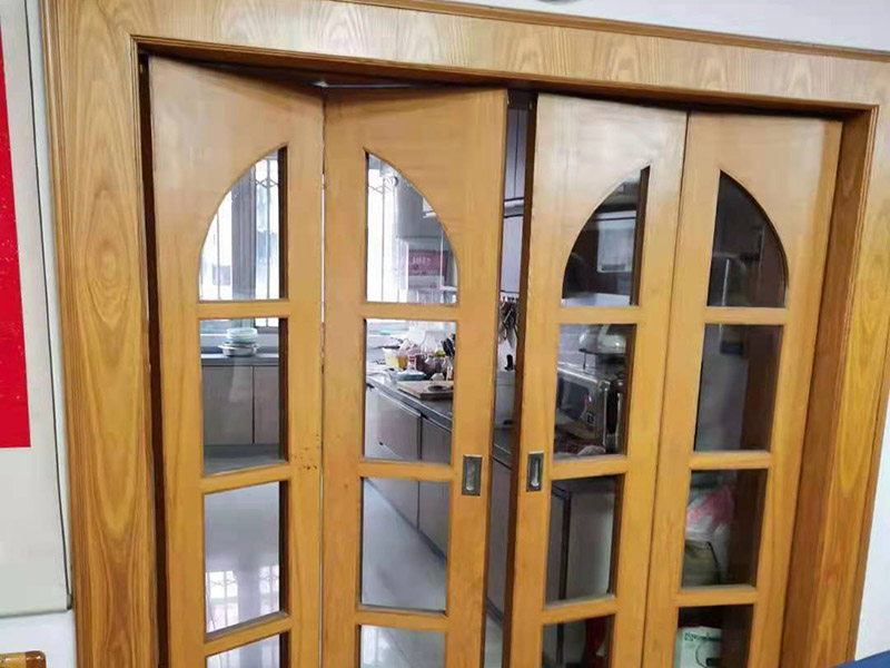 推拉門安裝維修：查看是否是推拉門滑軌還是推拉門的問題，具體問題具體分析，如果是軌道問題就將推拉門用力向上抬,然后將推拉門取出來，將舊的軌道拆除,如果軌道和門框是一體的軌道,換一條新的軌道就可以了。