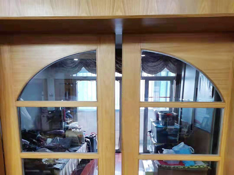 推拉門安裝維修：查看是否是推拉門滑軌還是推拉門的問題，具體問題具體分析，如果是軌道問題就將推拉門用力向上抬,然后將推拉門取出來，將舊的軌道拆除,如果軌道和門框是一體的軌道,換一條新的軌道就可以了。