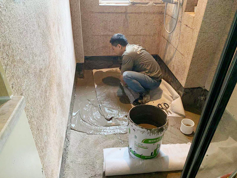 衛(wèi)生間地面防水貼磚：衛(wèi)生間地面先清理基層，然后用水泥砂漿修補(bǔ)鋪平,然后涂上防水涂料。 然后貼磚先把地板上灑上水，然后灑一層干水泥，再鋪一層沙漿，然后把地磚鋪在沙漿上。