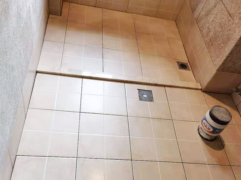 衛(wèi)生間地面防水貼磚：衛(wèi)生間地面先清理基層，然后用水泥砂漿修補(bǔ)鋪平,然后涂上防水涂料。 然后貼磚先把地板上灑上水，然后灑一層干水泥，再鋪一層沙漿，然后把地磚鋪在沙漿上。