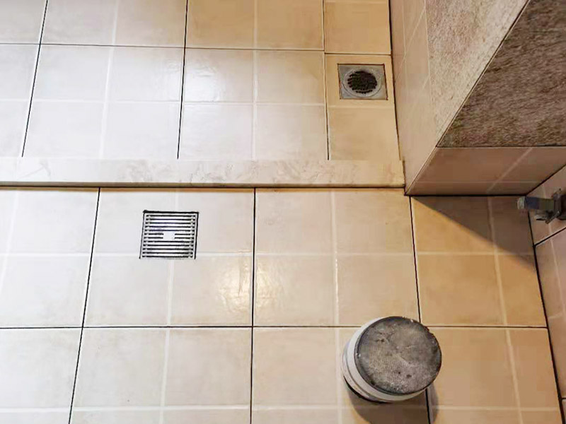 衛(wèi)生間地面防水貼磚：衛(wèi)生間地面先清理基層，然后用水泥砂漿修補(bǔ)鋪平,然后涂上防水涂料。 然后貼磚先把地板上灑上水，然后灑一層干水泥，再鋪一層沙漿，然后把地磚鋪在沙漿上。