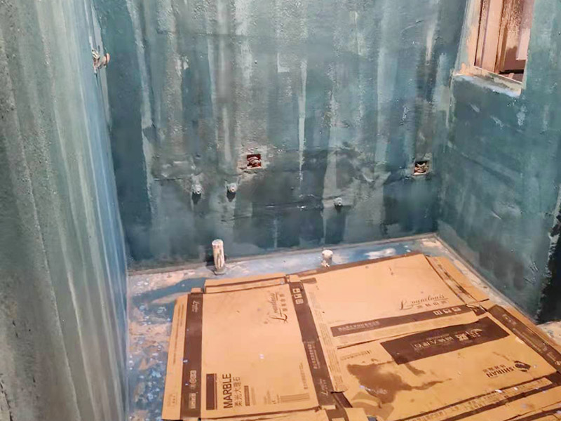 衛(wèi)生間防水改造：施工前確保工地干凈、干燥，防水涂料要涂滿，與基層結(jié)合牢固。地漏，墻角，管跟等接縫處要使用高彈性的柔性防水涂刷，因?yàn)樾l(wèi)生間的墻與地面之間的接縫處會(huì)移位最容易滲水。同時(shí)要記得先涂刷立面后涂刷平面，下一遍涂刷方向與上一遍垂直。