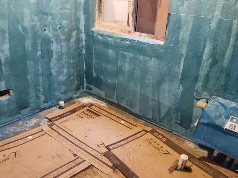 衛(wèi)生間防水改造：施工前確保工地干凈、干燥，防水涂料要涂滿，與基層結(jié)合牢固。地漏，墻角，管跟等接縫處要使用高彈性的柔性防水涂刷，因?yàn)樾l(wèi)生間的墻與地面之間的接縫處會(huì)移位最容易滲水。同時(shí)要記得先涂刷立面后涂刷平面，下一遍涂刷方向與上一遍垂直。