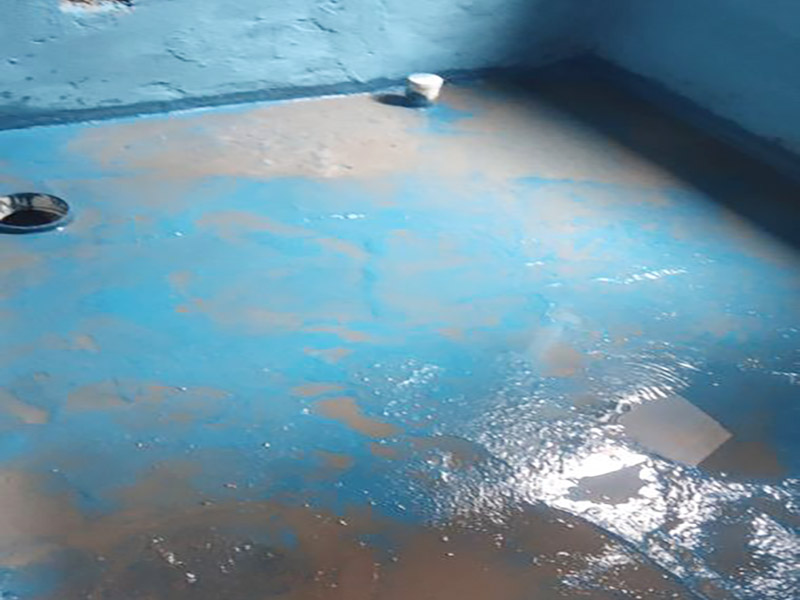 衛(wèi)生間防水改造：施工前確保工地干凈、干燥，防水涂料要涂滿，與基層結(jié)合牢固。地漏，墻角，管跟等接縫處要使用高彈性的柔性防水涂刷，因?yàn)樾l(wèi)生間的墻與地面之間的接縫處會(huì)移位最容易滲水。同時(shí)要記得先涂刷立面后涂刷平面，下一遍涂刷方向與上一遍垂直。