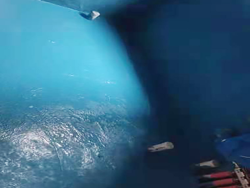 衛(wèi)生間防水改造：施工前確保工地干凈、干燥，防水涂料要涂滿，與基層結(jié)合牢固。地漏，墻角，管跟等接縫處要使用高彈性的柔性防水涂刷，因?yàn)樾l(wèi)生間的墻與地面之間的接縫處會(huì)移位最容易滲水。同時(shí)要記得先涂刷立面后涂刷平面，下一遍涂刷方向與上一遍垂直。