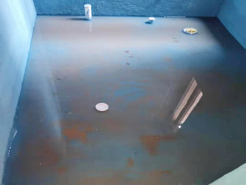 衛(wèi)生間防水改造：施工前確保工地干凈、干燥，防水涂料要涂滿，與基層結(jié)合牢固。地漏，墻角，管跟等接縫處要使用高彈性的柔性防水涂刷，因?yàn)樾l(wèi)生間的墻與地面之間的接縫處會(huì)移位最容易滲水。同時(shí)要記得先涂刷立面后涂刷平面，下一遍涂刷方向與上一遍垂直。