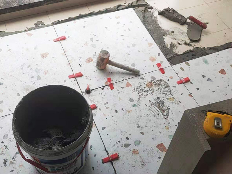 陽臺(tái)地磚不拆除鋪貼：不拆除原地磚,在原地磚上再鋪地磚可以嗎？可以，這樣能省一些成本，不過效果可能就沒有拆除地磚來的好。先將舊瓷磚的表面清理干凈，然后使用瓷磚粘結(jié)劑在舊瓷磚上做一層基礎(chǔ)涂刷，新的瓷磚背面也要抹上一層粘結(jié)劑（涂抹厚度只要覆蓋住背面的紋理即可），之后就可以直接貼新瓷磚了。