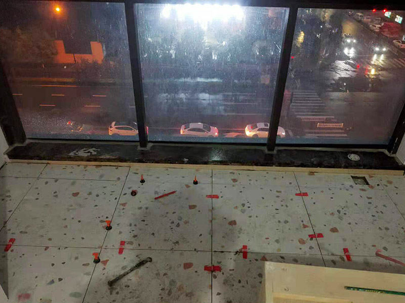 陽臺(tái)地磚不拆除鋪貼：不拆除原地磚,在原地磚上再鋪地磚可以嗎？可以，這樣能省一些成本，不過效果可能就沒有拆除地磚來的好。先將舊瓷磚的表面清理干凈，然后使用瓷磚粘結(jié)劑在舊瓷磚上做一層基礎(chǔ)涂刷，新的瓷磚背面也要抹上一層粘結(jié)劑（涂抹厚度只要覆蓋住背面的紋理即可），之后就可以直接貼新瓷磚了。