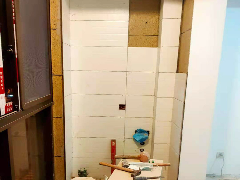 陽臺改造貼磚維修：陽臺改造翻新也不算小項目記得要做成品保護(hù)，然后就是在粘結(jié)劑量置晾時間內(nèi)，將準(zhǔn)備好的瓷磚鋪壓到位，垂直于梳理方向輕微搓動以排出磚下的空氣。鋪貼到位后用橡皮錘輕擊，用尺寸合適的十字定位架來調(diào)整表面平整度及接縫的平直。