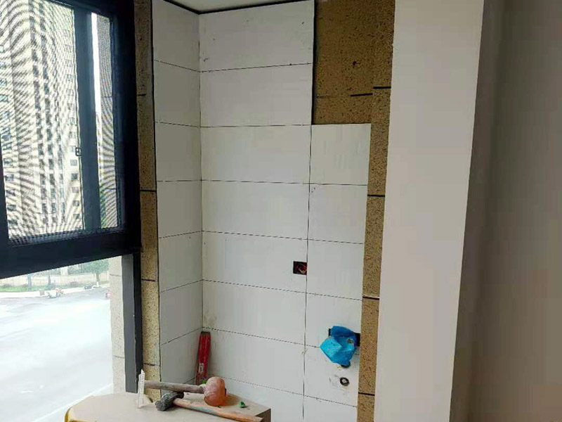 陽臺改造貼磚維修：陽臺改造翻新也不算小項目記得要做成品保護(hù)，然后就是在粘結(jié)劑量置晾時間內(nèi)，將準(zhǔn)備好的瓷磚鋪壓到位，垂直于梳理方向輕微搓動以排出磚下的空氣。鋪貼到位后用橡皮錘輕擊，用尺寸合適的十字定位架來調(diào)整表面平整度及接縫的平直。