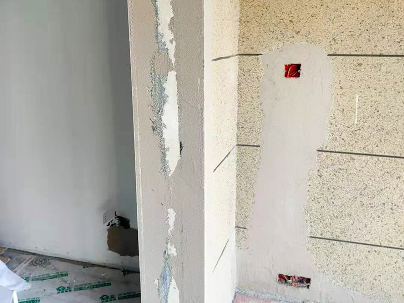 陽臺改造貼磚維修：陽臺改造翻新也不算小項目記得要做成品保護(hù)，然后就是在粘結(jié)劑量置晾時間內(nèi)，將準(zhǔn)備好的瓷磚鋪壓到位，垂直于梳理方向輕微搓動以排出磚下的空氣。鋪貼到位后用橡皮錘輕擊，用尺寸合適的十字定位架來調(diào)整表面平整度及接縫的平直。