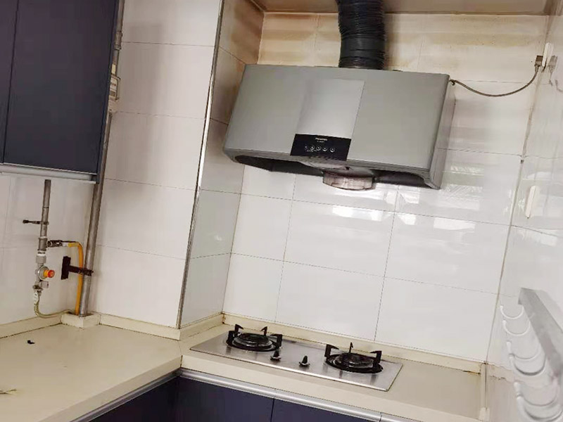 廚房貼磚裝修：廚房的墻面貼瓷磚要貼到房頂為宜，可以方便我們清洗。有的廚房裝修瓷磚會(huì)只貼一多半，其實(shí)這是不夠的，需要補(bǔ)貼到頂?shù)摹? width=