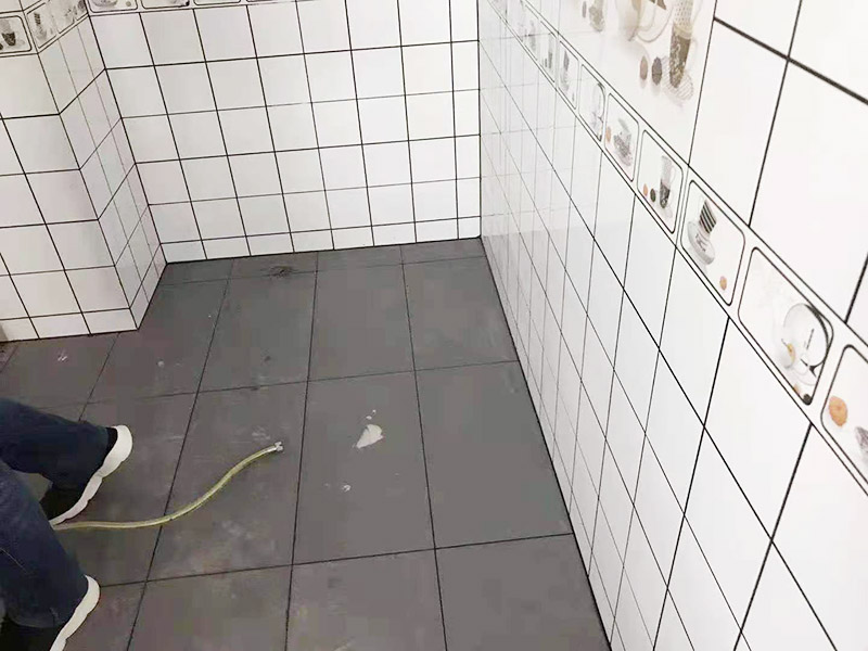 廚房貼磚裝修：廚房的墻面貼瓷磚要貼到房頂為宜，可以方便我們清洗。有的廚房裝修瓷磚會(huì)只貼一多半，其實(shí)這是不夠的，需要補(bǔ)貼到頂?shù)摹? width=