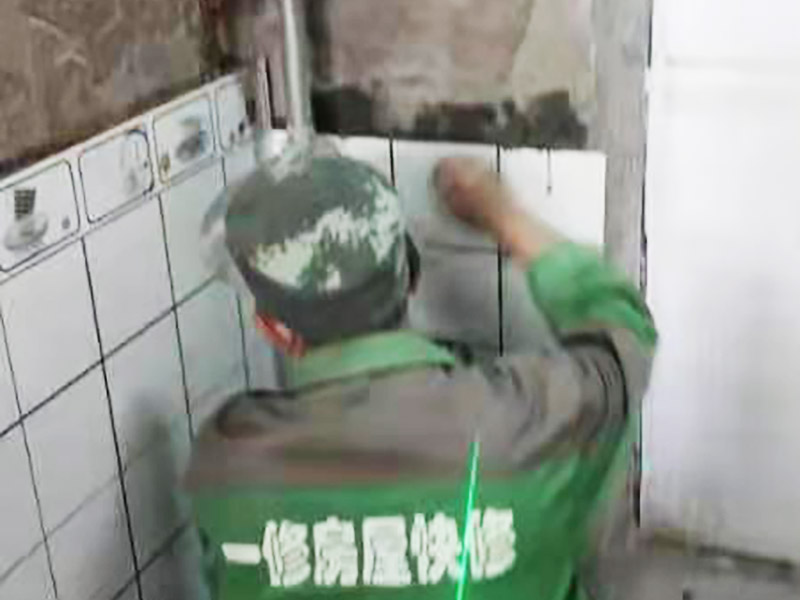 廚房貼磚裝修：廚房的墻面貼瓷磚要貼到房頂為宜，可以方便我們清洗。有的廚房裝修瓷磚會(huì)只貼一多半，其實(shí)這是不夠的，需要補(bǔ)貼到頂?shù)摹? width=