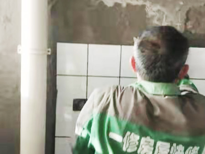 廚房貼磚裝修：廚房的墻面貼瓷磚要貼到房頂為宜，可以方便我們清洗。有的廚房裝修瓷磚會(huì)只貼一多半，其實(shí)這是不夠的，需要補(bǔ)貼到頂?shù)摹? width=