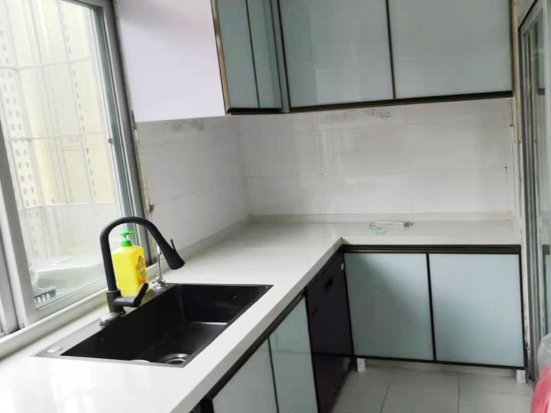 廚房裝修翻新完工：首先要做好的就是廚房的成品保護(hù)，然后就可以開始對(duì)廚房中不合理的地方根據(jù)設(shè)計(jì)圖和現(xiàn)場(chǎng)的規(guī)劃進(jìn)行打拆工作了，瓷磚鋪設(shè)完成和天花都做好之后，就要開始安裝櫥柜和櫥柜臺(tái)面、灶臺(tái)、水槽等家具，安裝好之后，需要對(duì)櫥柜進(jìn)行調(diào)試。