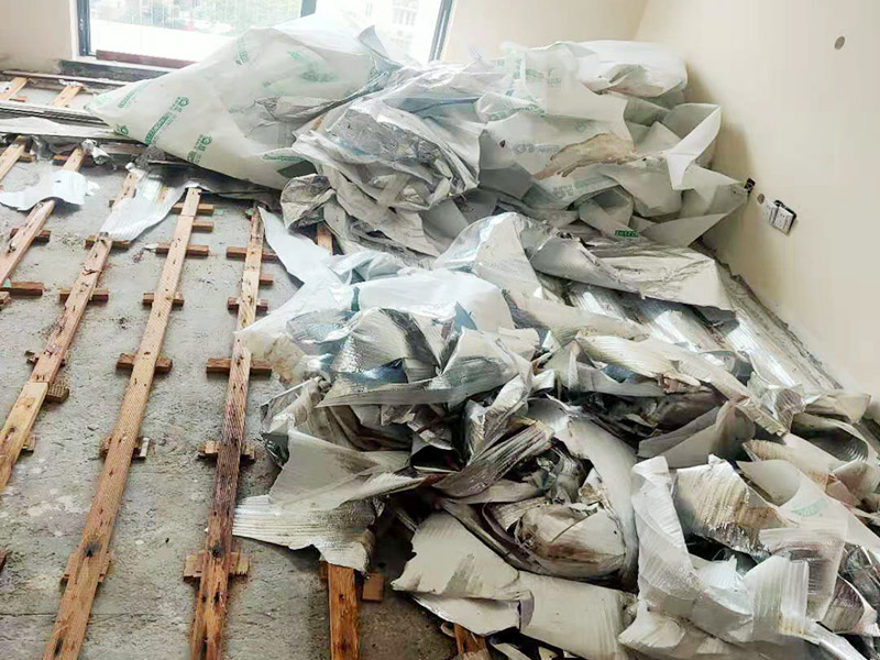 地板拆除翻新：拆之前，先看仔細觀察木地板當初是怎么鋪的，邊緣的角落有沒有留下縫隙，如果有可以自己動手拆，如果沒有就不要輕易嘗試，以免拆不下來，還把木地板都壞了。同時記得把房間的物品都搬到另一房間去放著，拆除的工作要先從踢腳線開始，我們可以請專業(yè)人士上門，價格也不貴。這對于專業(yè)人士來說，就很輕松的解決了。