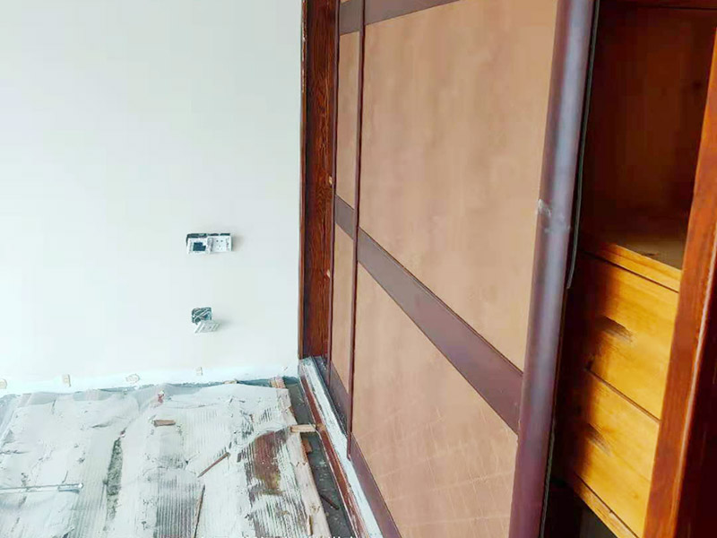 地板拆除翻新：拆之前，先看仔細觀察木地板當初是怎么鋪的，邊緣的角落有沒有留下縫隙，如果有可以自己動手拆，如果沒有就不要輕易嘗試，以免拆不下來，還把木地板都壞了。同時記得把房間的物品都搬到另一房間去放著，拆除的工作要先從踢腳線開始，我們可以請專業(yè)人士上門，價格也不貴。這對于專業(yè)人士來說，就很輕松的解決了。