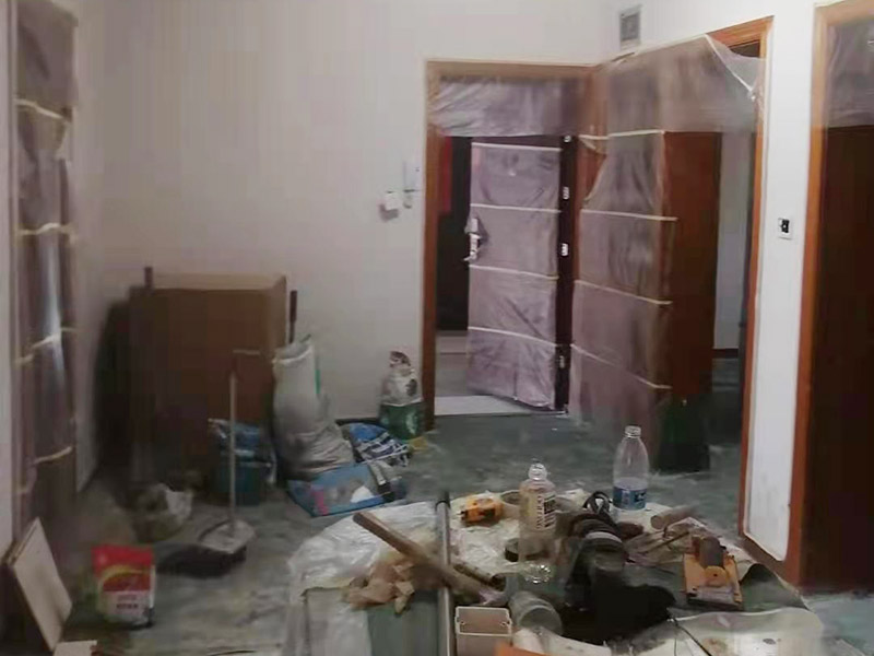 舊房廁所防水貼磚：首先要將瓷磚表面的污漬與雜物給清空，還要保持表面的干燥，需要注意的是地面和墻體都要做防水的、因為這樣防水效果是最好的，其次就是防水涂料，需要要反復(fù)涂抹均勻，晾干后在進行潑灑實驗，確認防水是否完善。