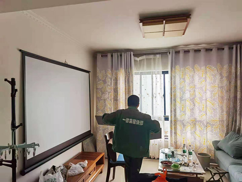 客廳翻新裝修：老墻面的水泥層都有可能存在損壞嚴(yán)重的情況，可以將損壞的墻面部分全部鏟除，之后再使用水泥進(jìn)行涂抹。然后刷底漆，底漆具有防潮、保護(hù)墻面、提高墻面粉刷效果的作用。必不可少的步驟。后面就能刷乳膠漆，記得進(jìn)行涂刷的時(shí)候也要從上到下順著一個(gè)方向進(jìn)行涂刷。