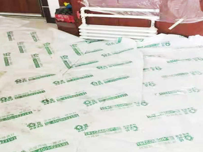 客廳翻新裝修：老墻面的水泥層都有可能存在損壞嚴(yán)重的情況，可以將損壞的墻面部分全部鏟除，之后再使用水泥進(jìn)行涂抹。然后刷底漆，底漆具有防潮、保護(hù)墻面、提高墻面粉刷效果的作用。必不可少的步驟。后面就能刷乳膠漆，記得進(jìn)行涂刷的時(shí)候也要從上到下順著一個(gè)方向進(jìn)行涂刷。