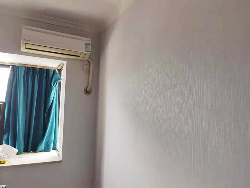 墻紙鋪貼翻新：墻紙空鼓脫落一般由于原有基底不一定密實,直接在原來的壁紙上鋪貼壁紙會存在較大的風(fēng)險,需要將原有壁紙全部鏟除,測量好墻體的高度，用壁紙刀裁切壁紙。注意，裁切的壁紙長度一般要多出墻面高度20～30mm,以方便最后的切邊處理。