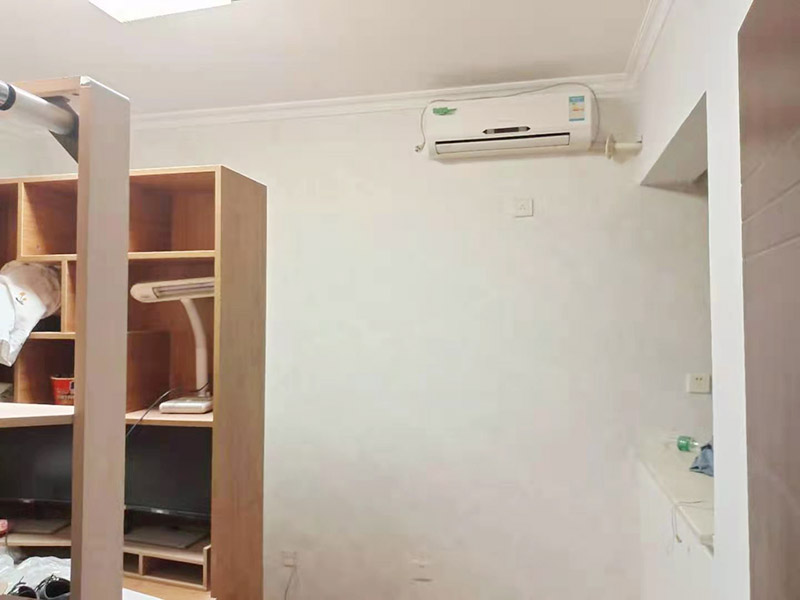 墻紙鋪貼翻新：墻紙空鼓脫落一般由于原有基底不一定密實,直接在原來的壁紙上鋪貼壁紙會存在較大的風(fēng)險,需要將原有壁紙全部鏟除,測量好墻體的高度，用壁紙刀裁切壁紙。注意，裁切的壁紙長度一般要多出墻面高度20～30mm,以方便最后的切邊處理。