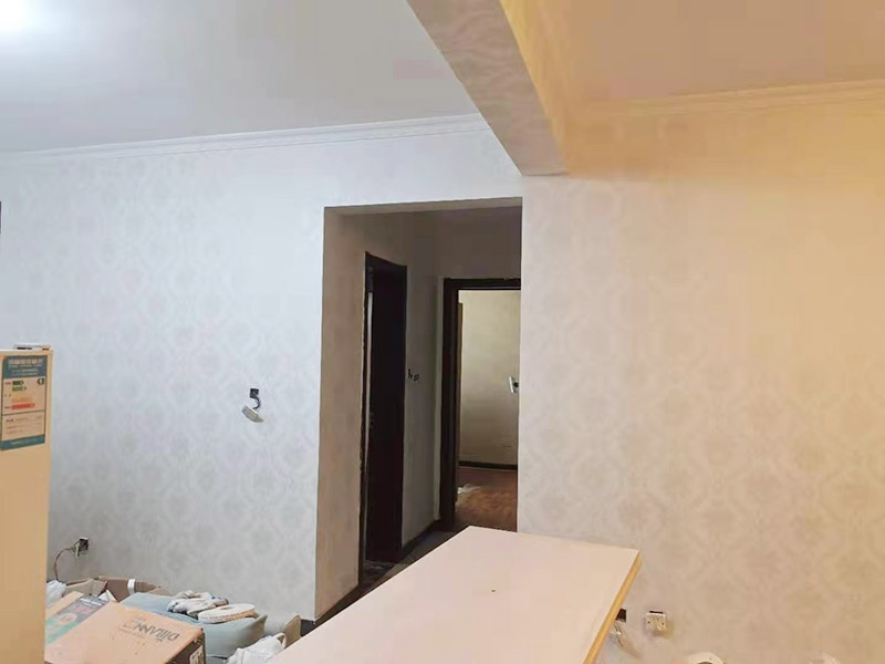 墻紙鋪貼翻新：墻紙空鼓脫落一般由于原有基底不一定密實,直接在原來的壁紙上鋪貼壁紙會存在較大的風(fēng)險,需要將原有壁紙全部鏟除,測量好墻體的高度，用壁紙刀裁切壁紙。注意，裁切的壁紙長度一般要多出墻面高度20～30mm,以方便最后的切邊處理。