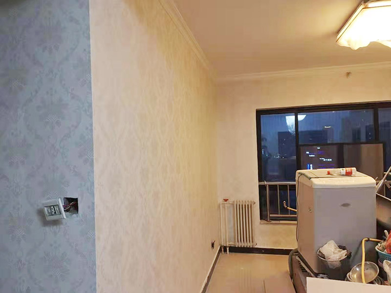 墻紙鋪貼翻新：墻紙空鼓脫落一般由于原有基底不一定密實,直接在原來的壁紙上鋪貼壁紙會存在較大的風(fēng)險,需要將原有壁紙全部鏟除,測量好墻體的高度，用壁紙刀裁切壁紙。注意，裁切的壁紙長度一般要多出墻面高度20～30mm,以方便最后的切邊處理。