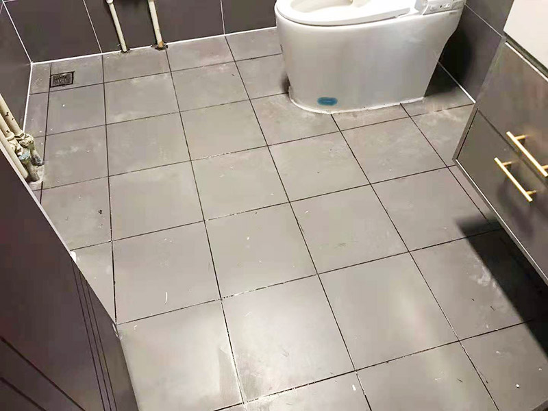 衛(wèi)生間貼磚裝修:衛(wèi)生間貼磚的流程首先先清掃地面，水泥砂漿找平，接著再定標(biāo)高，彈線，地磚進(jìn)水，攤鋪水泥砂漿，鋪貼石磚，最后灌縫，白水泥或者填縫劑都可以，或者做專業(yè)的美縫。