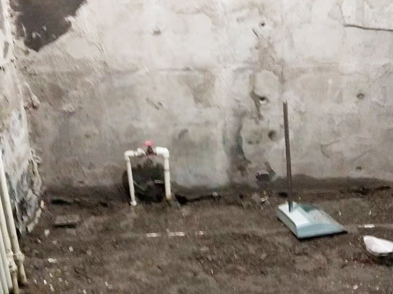 衛(wèi)生間貼磚裝修:衛(wèi)生間貼磚的流程首先先清掃地面，水泥砂漿找平，接著再定標(biāo)高，彈線，地磚進(jìn)水，攤鋪水泥砂漿，鋪貼石磚，最后灌縫，白水泥或者填縫劑都可以，或者做專業(yè)的美縫。