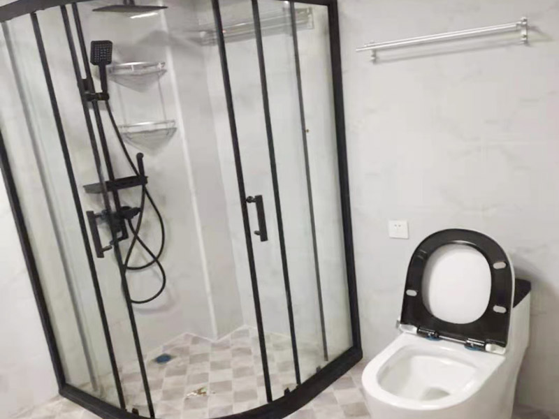 淋浴房裝修完工：裝修淋浴房，每個(gè)部位都要做防水處理，尤其是活動(dòng)門與固定扇三邊，一定要有防水膠條處理，這樣有利于后期防止?jié)B水問(wèn)題?？蚣芪恢糜勉U筆、水平尺確定靠墻鋁材的鉆孔位，用沖擊鉆打孔，讓安裝框架，并用螺絲固定。固定好框架后，就可以裝上鋼化玻璃墻。