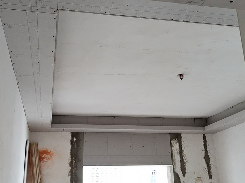 吊頂?shù)豕穸ㄖ瓢惭b：在安裝吊柜前，一定要在墻上畫水平線，調(diào)整柜體，然后通過調(diào)節(jié)合頁，保證吊柜門扇的水平和垂直。最好用兩個(gè)或四個(gè)膨脹螺絲固定墻壁的吊頂框架。 注意就是吊柜不應(yīng)安裝在輕質(zhì)墻體上，因?yàn)榈豕癖旧淼闹亓亢痛娣诺碾s物的重量會(huì)使輕質(zhì)墻體難以撐住，所以最好將吊柜安裝在堅(jiān)固的墻上。