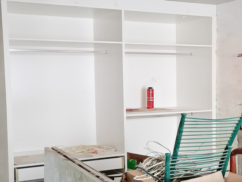 定制衣柜安裝：首先上螺絲將螺絲上到板件上已開好的孔內，螺絲要垂直于板件，螺絲上到剛好與孔面齊平最好。然后根據螺絲位置將板件拼接好，將扣件按入餅孔內旋轉鎖緊，隨后鎖好所有扣件后，需要釘背板的釘好背板，一切好了之后將柜體安放到位，柜體與墻面之間的縫隙用收口條封好。