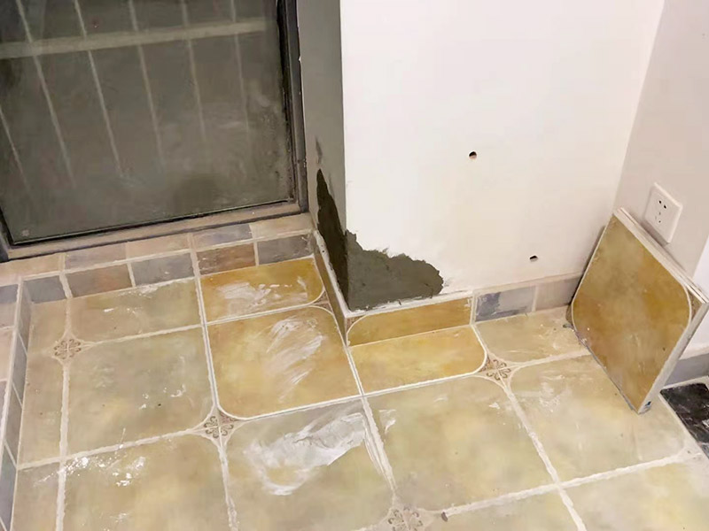 墻角局部修補(bǔ)翻新:用遮蔽紙沿著踢腳線進(jìn)行遮蔽，做好成品保護(hù)，將已經(jīng)出現(xiàn)問題的漆層及膩?zhàn)隅P掉，在水里面加入適量的膩?zhàn)臃?，并進(jìn)行充分的攪拌，接著就可以開始上墻批膩?zhàn)恿?。刮第一層干了之后再刮第二層，膩?zhàn)硬荒芄翁?，否則容易開裂。