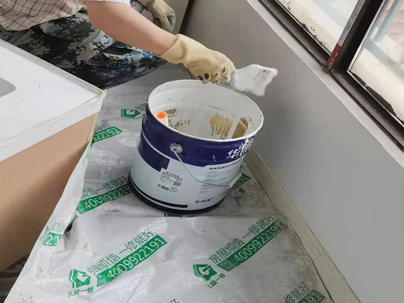 墻面粉刷翻新裝修：鏟除原有墻面已經(jīng)被水浸過的部分，或用尼龍刷或者粗砂紙將其鏟除，磨平。直到露出水泥砂漿墻面或膩子層。凸凹不平的表面需要找平就可以批刮膩子， 膩子打磨完畢后，會留下一些瑕疵。所以刷過一遍漆后才會很明顯，這時候就需要找補了。接著底漆的刷涂效果會直接影響面漆的效果。