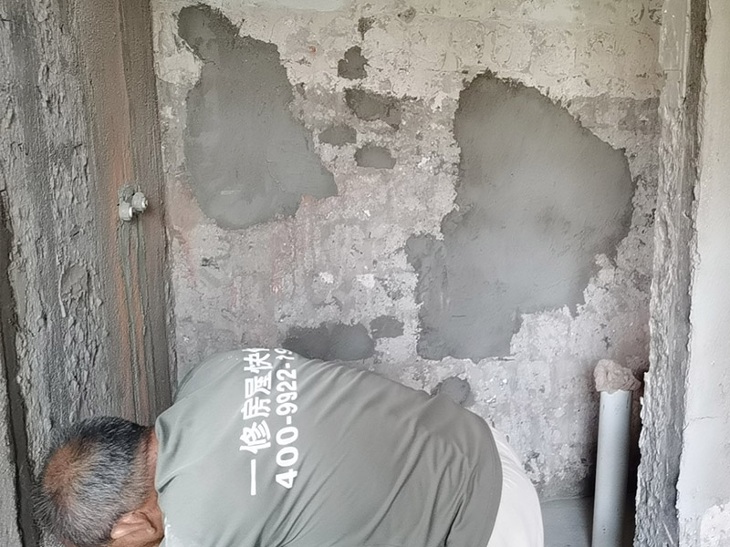 墻面電路修補找平施工：將已經(jīng)出現(xiàn)問題的漆層及膩子鏟掉，在水里面加入適量的膩子粉，并進行充分的攪拌，接著就可以開始上墻批膩子，等2-4個小時，第一遍膩子干透之后，再動工刷下一遍膩子。最好不要選陰雨天動工，膩子會比較難干透。