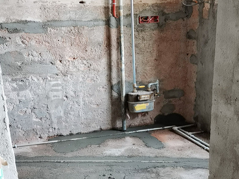 墻面電路修補找平施工：將已經(jīng)出現(xiàn)問題的漆層及膩子鏟掉，在水里面加入適量的膩子粉，并進行充分的攪拌，接著就可以開始上墻批膩子，等2-4個小時，第一遍膩子干透之后，再動工刷下一遍膩子。最好不要選陰雨天動工，膩子會比較難干透。