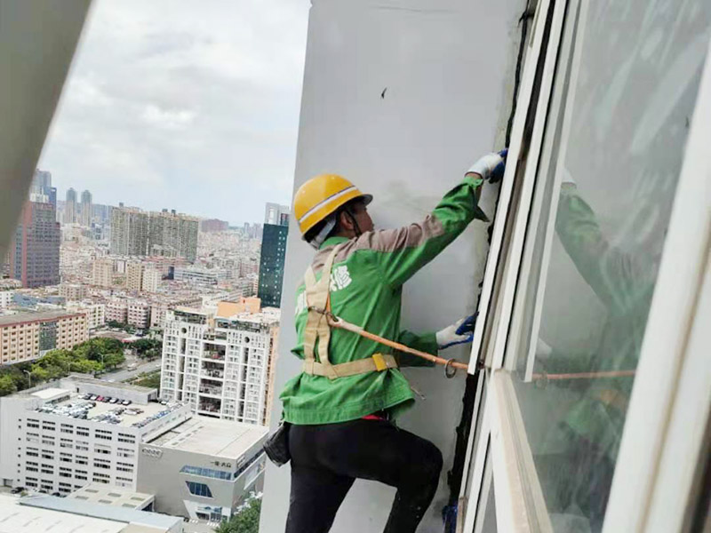 外墻窗框打膠維修：首先，在給斷橋鋁門窗打膠的時(shí)候，先要將斷橋鋁門窗邊上的膠帶給處理掉，不要粘在上面就進(jìn)行打膠防水了，而且窗戶打膠的話，必須在室外打膠，因?yàn)槿绻銖?qiáng)在室內(nèi)進(jìn)行打膠的話，顯然打出來的膠會(huì)不均勻，這樣就起不到防水的作用了。還有盡可能的使用滿膠，也就是膠槍使用滿膠來打，這樣我們?cè)诖虻倪^程中就不會(huì)出現(xiàn)斷膠的現(xiàn)象了。