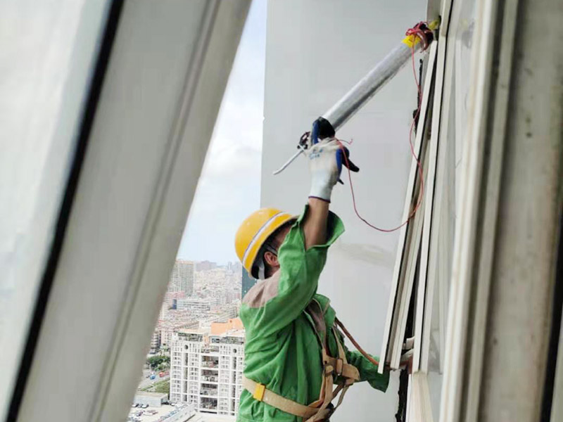 外墻窗框打膠維修：首先，在給斷橋鋁門窗打膠的時(shí)候，先要將斷橋鋁門窗邊上的膠帶給處理掉，不要粘在上面就進(jìn)行打膠防水了，而且窗戶打膠的話，必須在室外打膠，因?yàn)槿绻銖?qiáng)在室內(nèi)進(jìn)行打膠的話，顯然打出來的膠會(huì)不均勻，這樣就起不到防水的作用了。還有盡可能的使用滿膠，也就是膠槍使用滿膠來打，這樣我們?cè)诖虻倪^程中就不會(huì)出現(xiàn)斷膠的現(xiàn)象了。