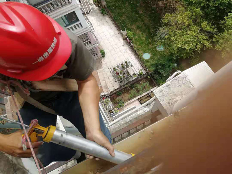 外墻高空打膠防水：首先把墻面用掃把清理干凈，表面無浮灰，如果有坑洞，不平，開裂的要先進(jìn)行修補(bǔ)，補(bǔ)平。混凝土墻和砌塊墻的接縫處，施工洞等區(qū)域掛網(wǎng)，主要避免不同材料之間的接縫處容易開裂。抹防水砂漿。