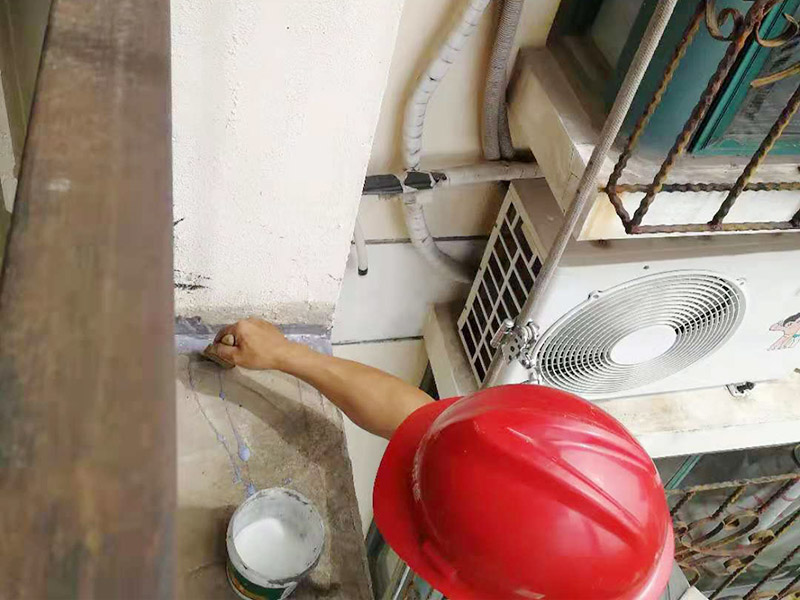 外墻高空打膠防水：首先把墻面用掃把清理干凈，表面無浮灰，如果有坑洞，不平，開裂的要先進(jìn)行修補(bǔ)，補(bǔ)平?；炷翂推鰤K墻的接縫處，施工洞等區(qū)域掛網(wǎng)，主要避免不同材料之間的接縫處容易開裂。抹防水砂漿。