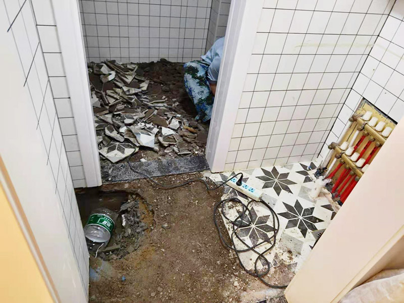 衛(wèi)生間地磚拆除找漏：首先為了拆除的進度，將衛(wèi)生間里的衛(wèi)浴家具拆除搬出另外存放，然后開始鏟除原有的墻磚和地磚，衛(wèi)生間的防水通常是水電改完后進行的，所以做防水前一定要封堵好下水管道，以免堵塞，小型的水管采用管用螺母封堵，大型的下水管道采用pvc纏繞膜進行封堵。