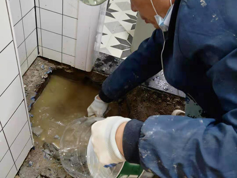 衛(wèi)生間地磚拆除找漏：首先為了拆除的進度，將衛(wèi)生間里的衛(wèi)浴家具拆除搬出另外存放，然后開始鏟除原有的墻磚和地磚，衛(wèi)生間的防水通常是水電改完后進行的，所以做防水前一定要封堵好下水管道，以免堵塞，小型的水管采用管用螺母封堵，大型的下水管道采用pvc纏繞膜進行封堵。