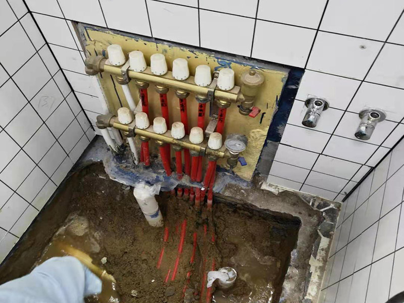 衛(wèi)生間地磚拆除找漏：首先為了拆除的進度，將衛(wèi)生間里的衛(wèi)浴家具拆除搬出另外存放，然后開始鏟除原有的墻磚和地磚，衛(wèi)生間的防水通常是水電改完后進行的，所以做防水前一定要封堵好下水管道，以免堵塞，小型的水管采用管用螺母封堵，大型的下水管道采用pvc纏繞膜進行封堵。