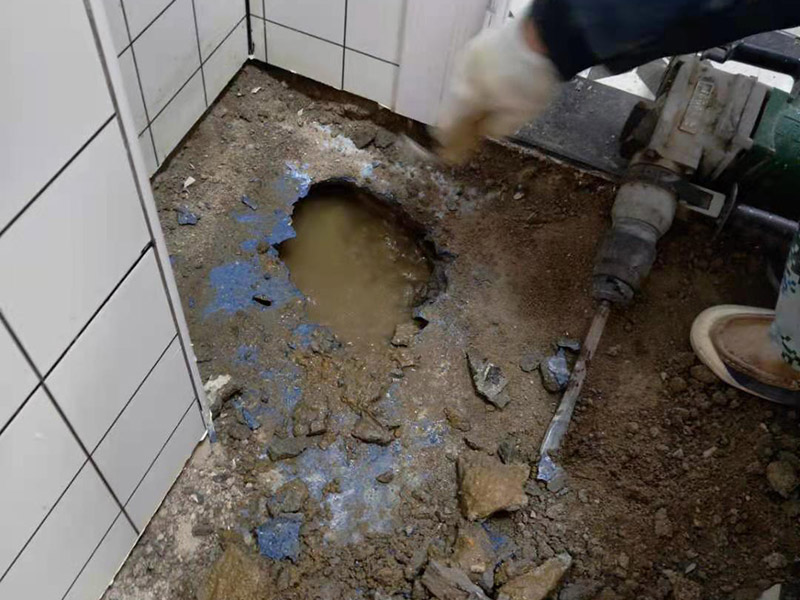 衛(wèi)生間地磚拆除找漏：首先為了拆除的進度，將衛(wèi)生間里的衛(wèi)浴家具拆除搬出另外存放，然后開始鏟除原有的墻磚和地磚，衛(wèi)生間的防水通常是水電改完后進行的，所以做防水前一定要封堵好下水管道，以免堵塞，小型的水管采用管用螺母封堵，大型的下水管道采用pvc纏繞膜進行封堵。