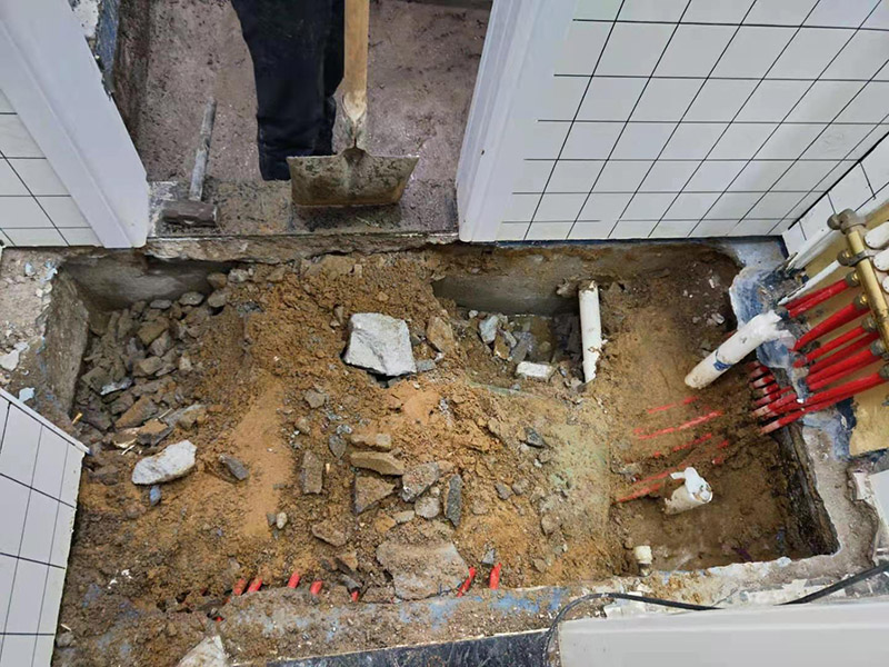 衛(wèi)生間拆除后防水翻新:衛(wèi)生間翻新如果漏水就要更換水電，尤其是那些隱蔽性極強(qiáng)，一般埋在地下或墻壁內(nèi)的。在進(jìn)行翻新的時(shí)候，最好一并更換，不管有沒(méi)有問(wèn)題，這樣都能給日后的生活帶來(lái)保障。更換完水電之后，就可以進(jìn)行瓷磚的鋪貼了。